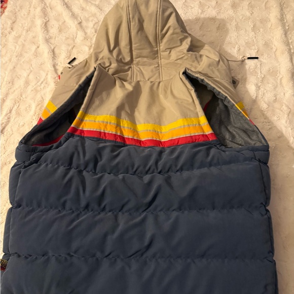 Stylish YoColorado Hooded Vest with Colorful Stripes - Picture 6 of 7